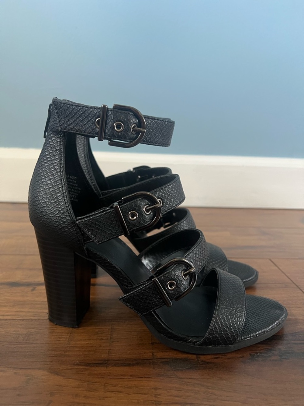 Vera Wang Strap Heel Sandal - Size 6.5 - Picture 6 of 11